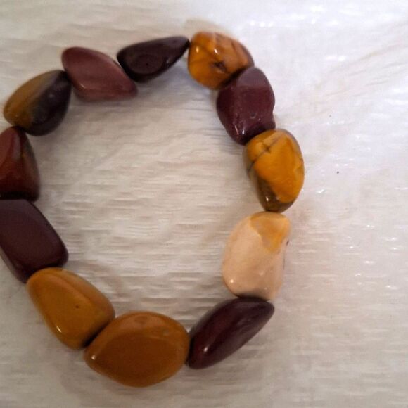 A Polished Mookaite Jasper Stone Stretchy Gemstone Bracelet Earthy Grounding - Picture 5 of 7